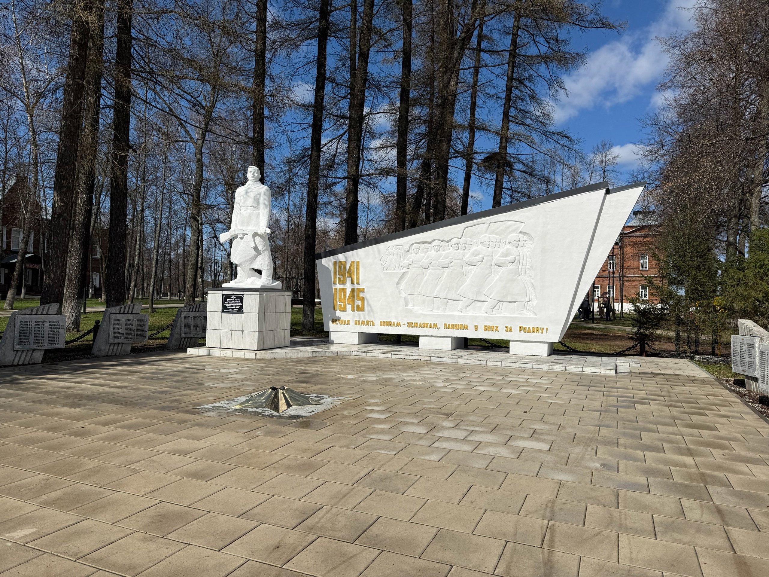 В Кировской области продолжается благоустройство мемориалов к 80-летию Победы.