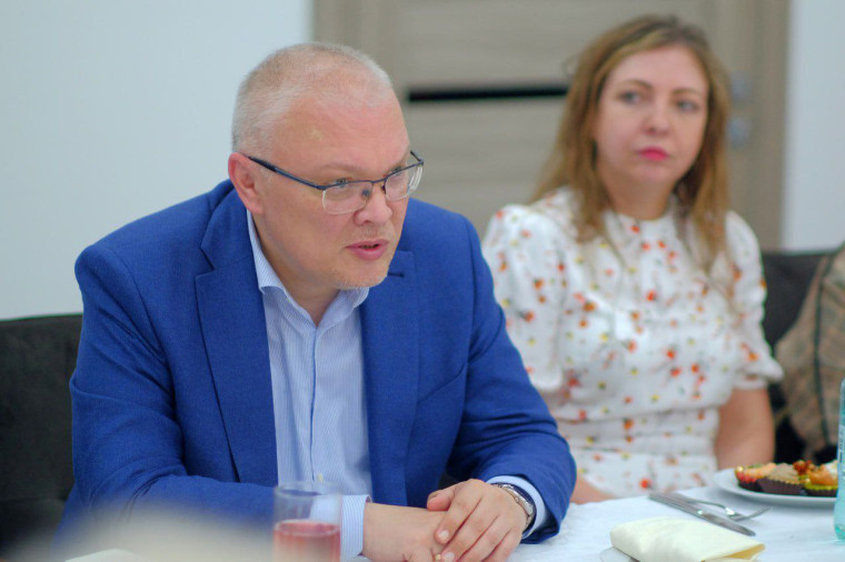 Александр Соколов поддержал идею организовать гуманитарные миссии из членов семей участников СВО. Александр Соколов поддержал идею организовать гуманитарные миссии из членов семей участников СВО.